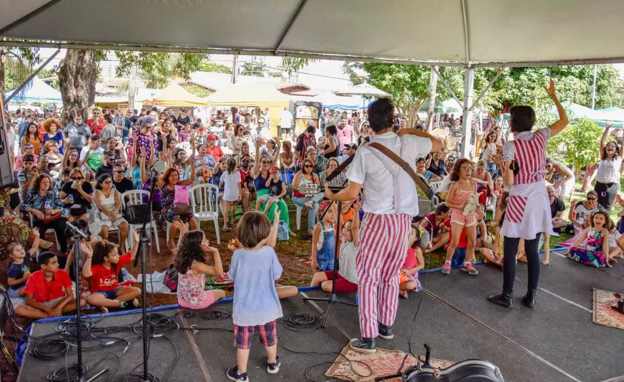 Agendão: Carnaval tem folia para todos os gostos, desfile das escolas de samba, Feira da Bolívia e Maiara e Maraísa.