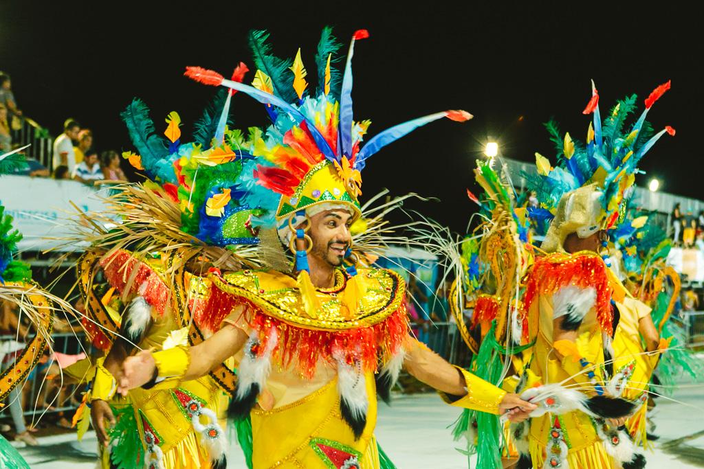 Agendão: Carnaval tem folia para todos os gostos, desfile das escolas de samba, Feira da Bolívia e Maiara e Maraísa.