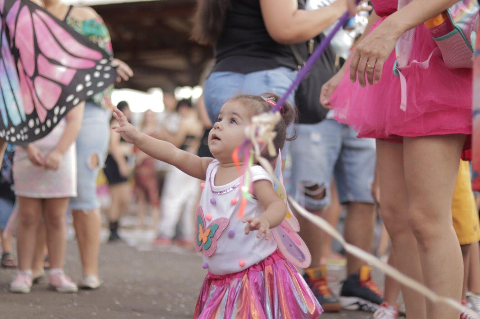 Blocos de rua lotam Esplanada Ferroviária no Carnaval de Campo Grande.
