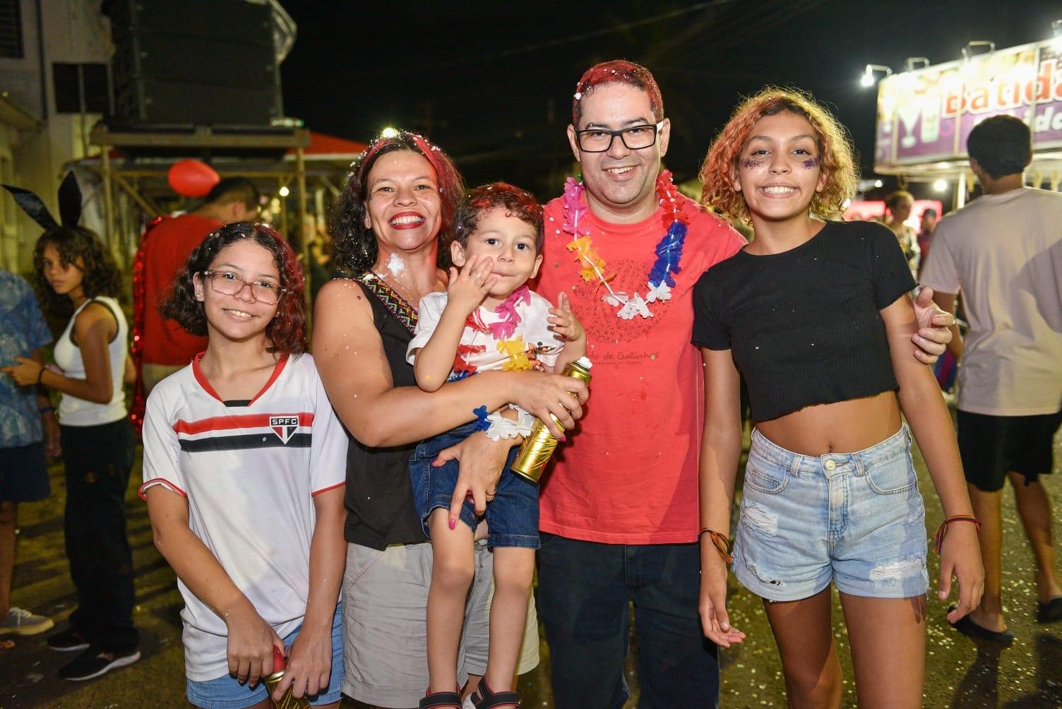 Blocos de rua lotam Esplanada Ferroviária no Carnaval de Campo Grande.