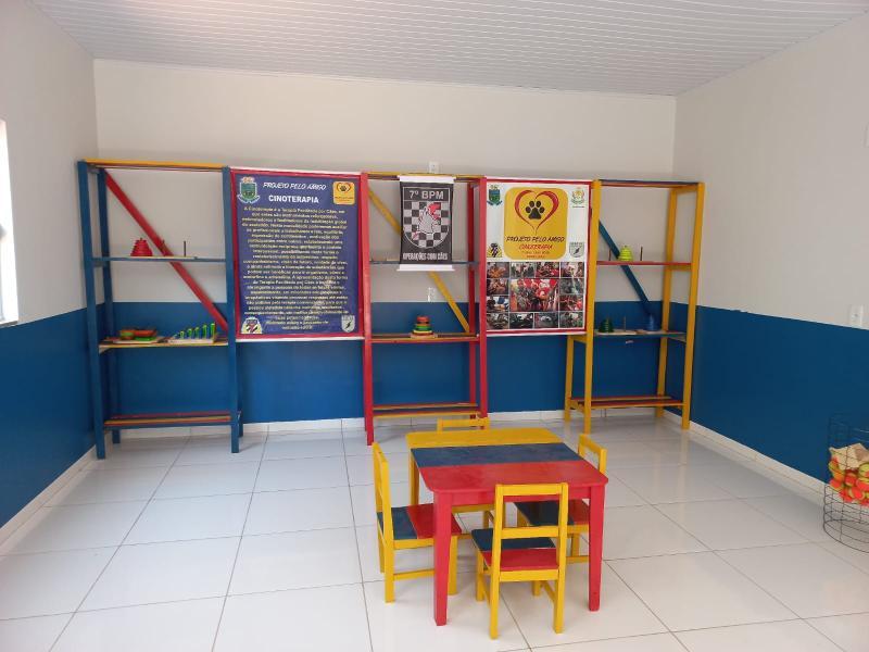 Móveis confeccionados em presídio de Aquidauana são doados a projeto de assistência infantil.