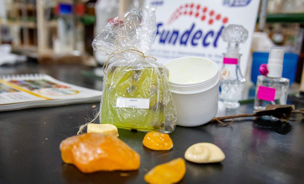 Estudo apoiado pela Fundect gera a 1ª patente do óleo essencial de guavira para uso em cosméticos. Estudo apoiado pela Fundect gera a 1ª patente do óleo essencial de guavira para uso em cosméticos.