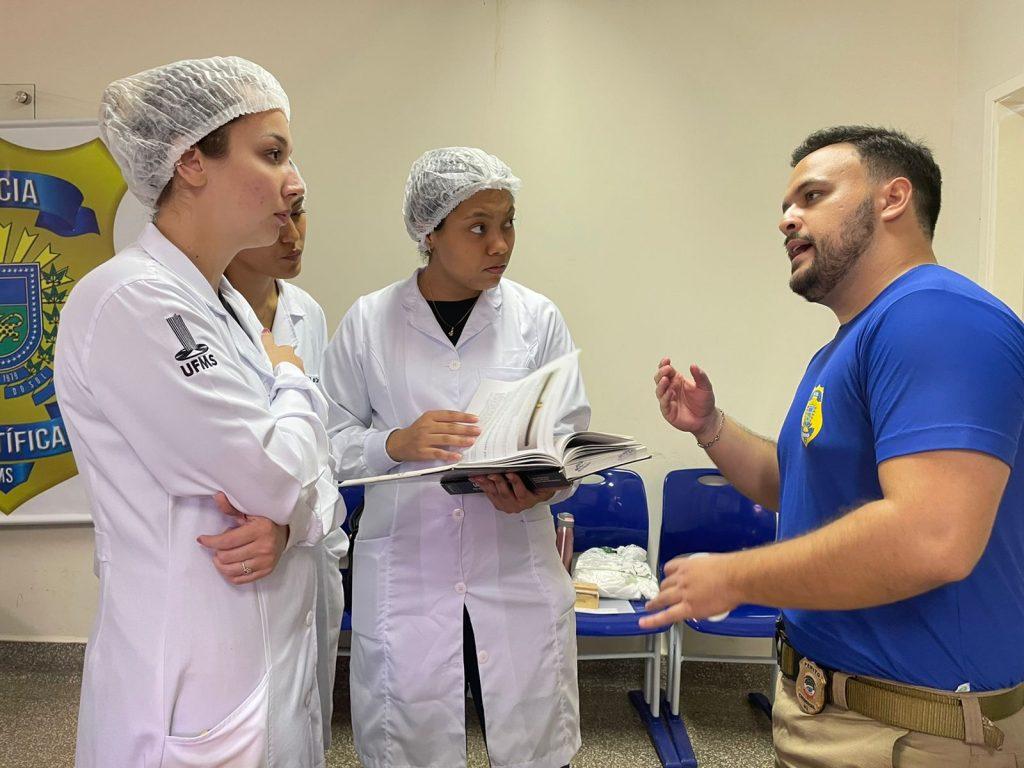 Parceria entre Polícia Científica de MS e UFMS impulsiona pesquisa em química forense. Parceria entre Polícia Científica de MS e UFMS impulsiona pesquisa em química forense.