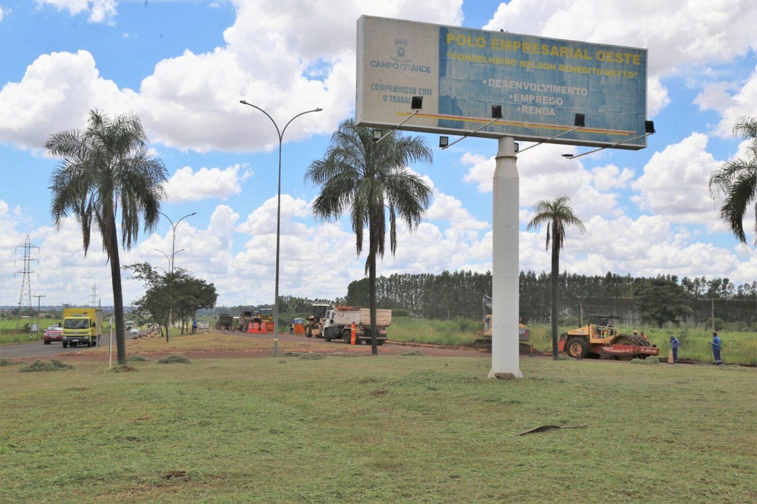 Prefeitura executa reparos na Duque de Caxias para melhorar condições de tráfego na região do Polo Empresarial Oeste.