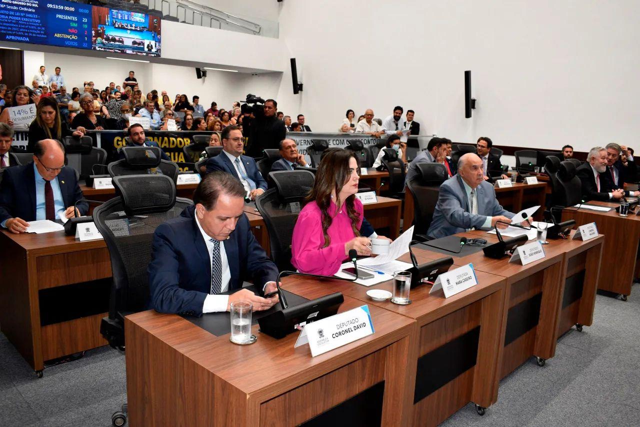 Assembleia volta com novo deputado e na véspera de julgamento que pode levar a outra troca. Assembleia volta com novo deputado e na véspera de julgamento que pode levar a outra troca.
