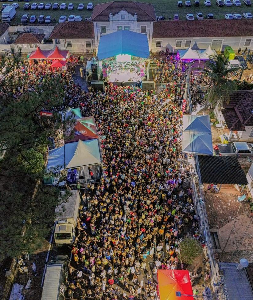 Blocos de rua lotam Esplanada Ferroviária no Carnaval de Campo Grande.