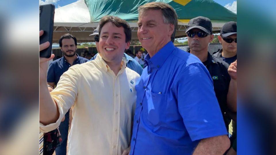 Bolsonaro anuncia deputado João Henrique como possível candidato do PL na Capital. Bolsonaro anuncia deputado João Henrique como possível candidato do PL na Capital.