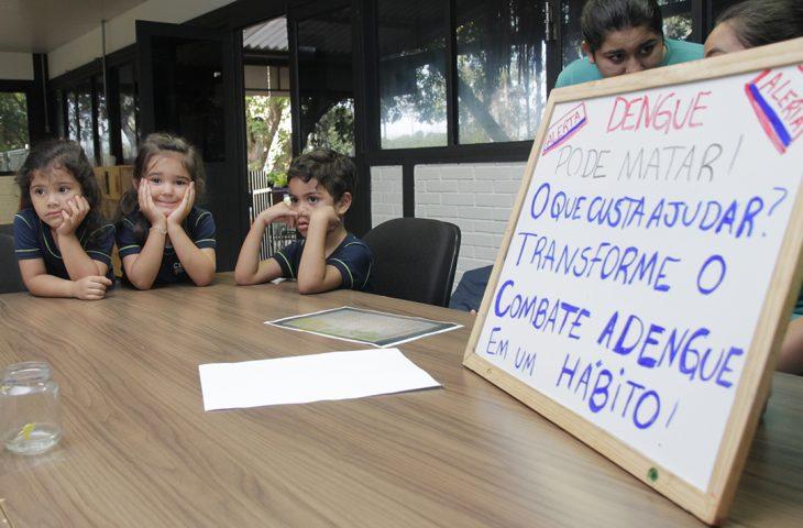 Crianças e servidores do Detran-MS intensificam ações de combate ao mosquito da dengue. Crianças e servidores do Detran-MS intensificam ações de combate ao mosquito da dengue.