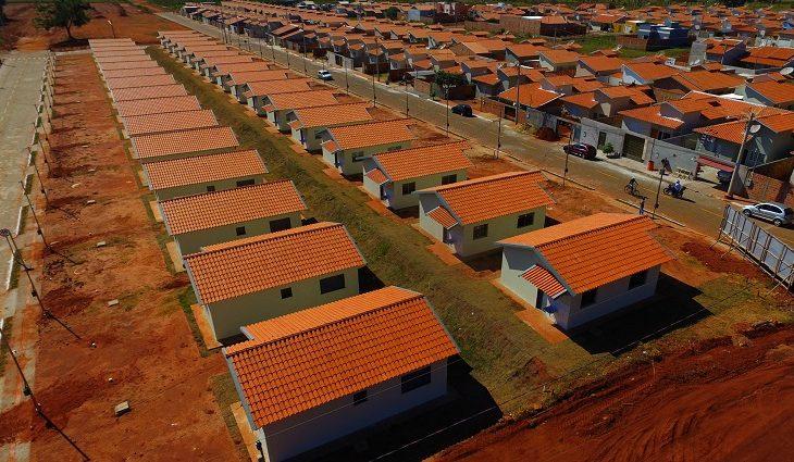 Governo de MS amplia subsídios para beneficiar famílias com a casa própria. Governo de MS amplia subsídios para beneficiar famílias com a casa própria.
