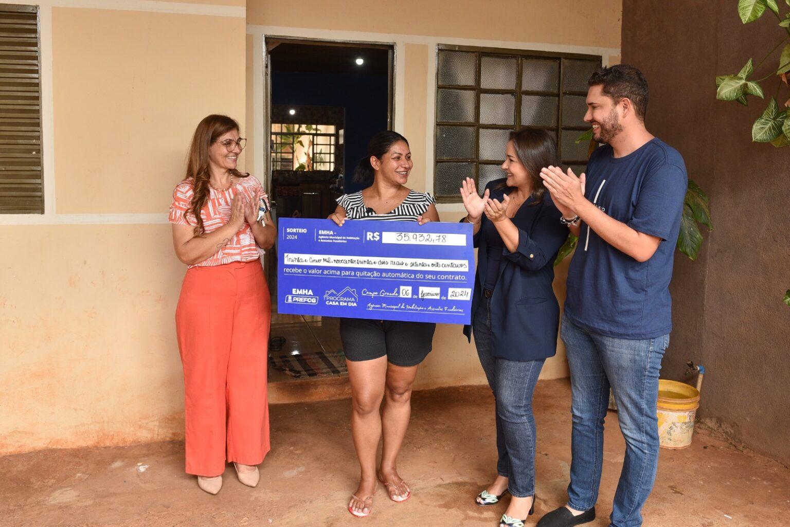 “Hoje eu posso dizer que a casa é minha”, comemora primeira contemplada com quitação integral de imóvel pela Prefeitura. “Hoje eu posso dizer que a casa é minha”, comemora primeira contemplada com quitação integral de imóvel pela Prefeitura.