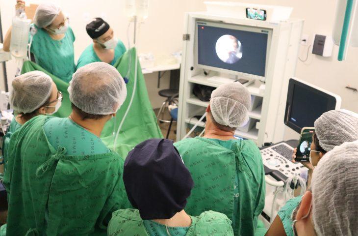 Hospital Regional opera bebê ainda no útero da mãe, procedimento inédito na unidade. Hospital Regional opera bebê ainda no útero da mãe, procedimento inédito na unidade.