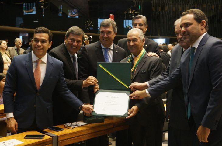 Reinaldo Azambuja e o Governador Eduardo Riedel é destaque no Congresso com mais alta honraria da Câmara Federal. Reinaldo Azambuja e o Governador Eduardo Riedel é destaque no Congresso com mais alta honraria da Câmara Federal.