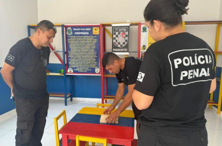 Móveis confeccionados em presídio de Aquidauana são doados a projeto de assistência infantil.