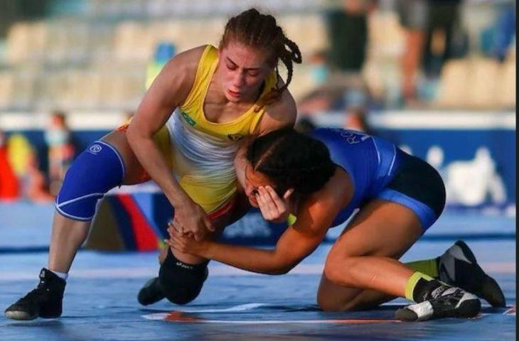 “Muito do que eu tenho hoje é graças ao esporte”, diz Assíria da Silva, lutadora de wrestling. “Muito do que eu tenho hoje é graças ao esporte”, diz Assíria da Silva, lutadora de wrestling.