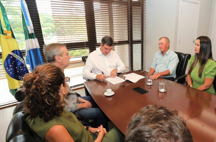 Municipalismo: governo assina convênio para pavimentar ruas de Coronel Sapucaia. Municipalismo: governo assina convênio para pavimentar ruas de Coronel Sapucaia.