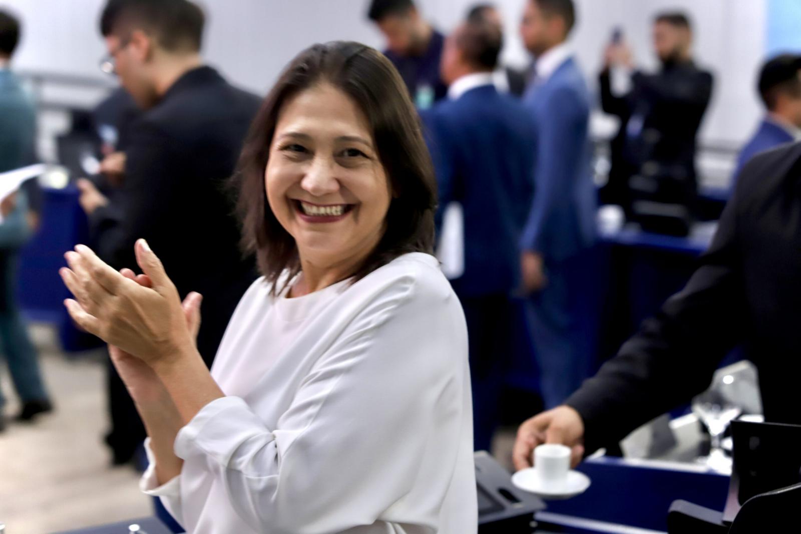 Na abertura do Legislativo, Luiza Ribeiro discursa pela oposição e pede que a prefeita resolva crise fiscal acabando com a chamada “folha secreta” de salários.