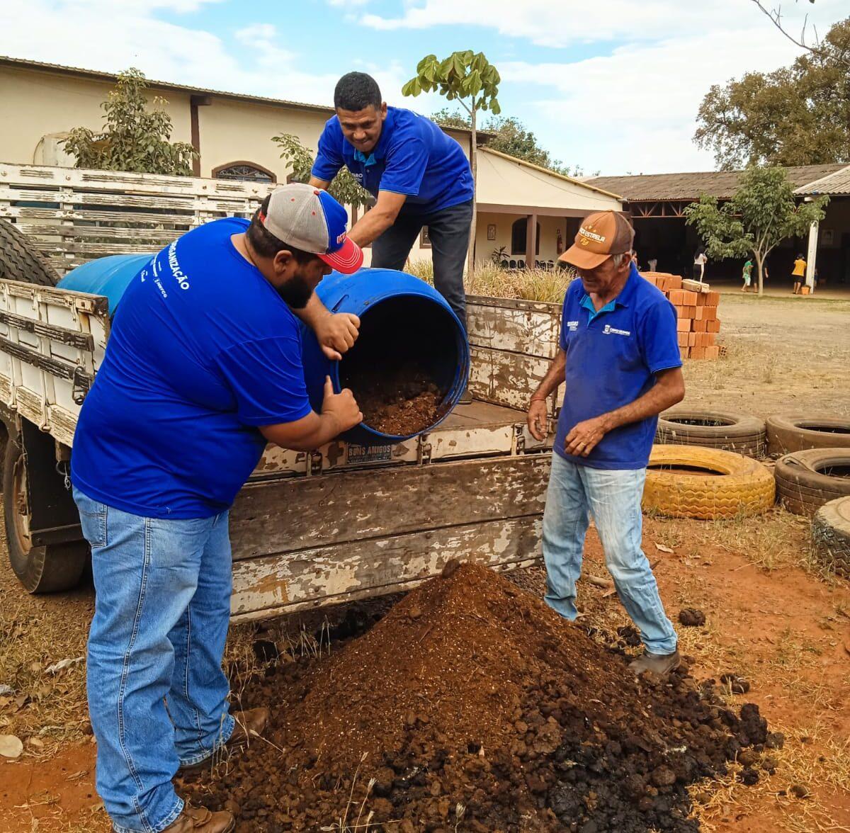 Prefeitura entrega mais de 600 toneladas de adubos para a agricultura familiar.