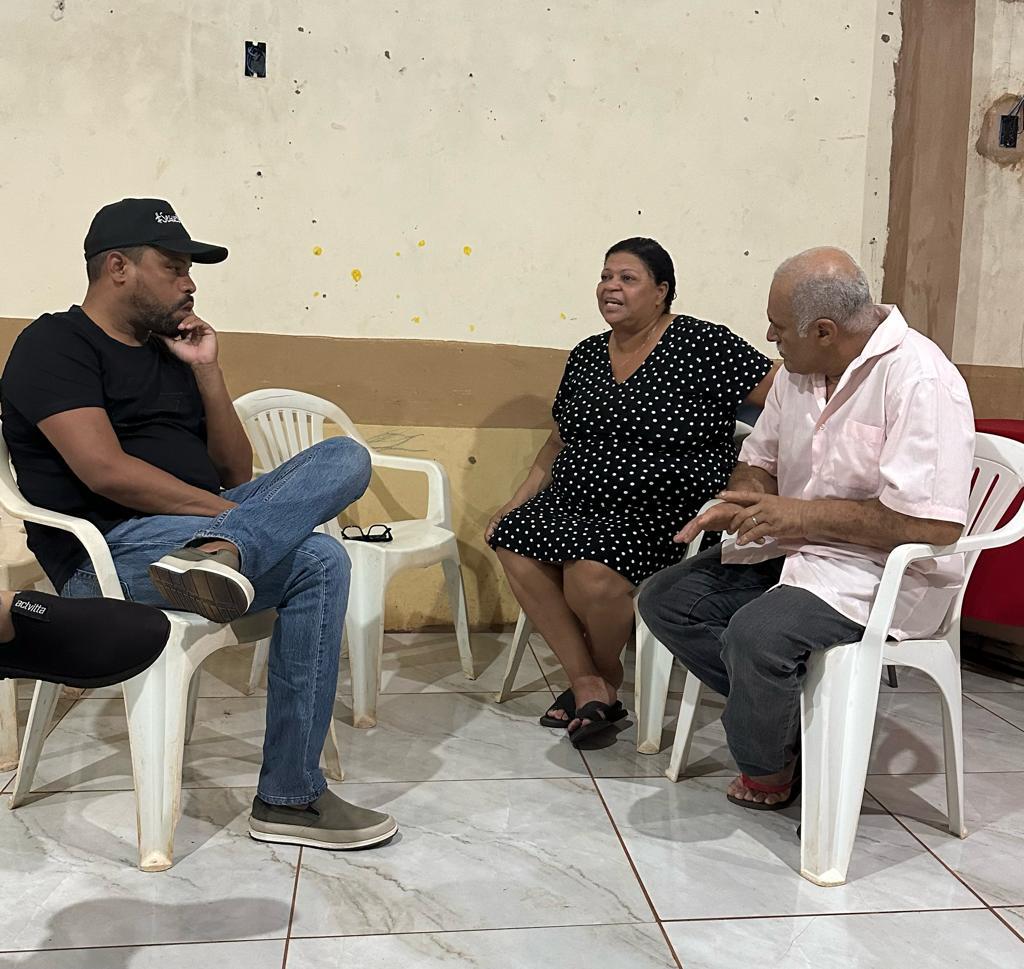 Professor Riverton inicia semana visitando bairros da região Bandeira.