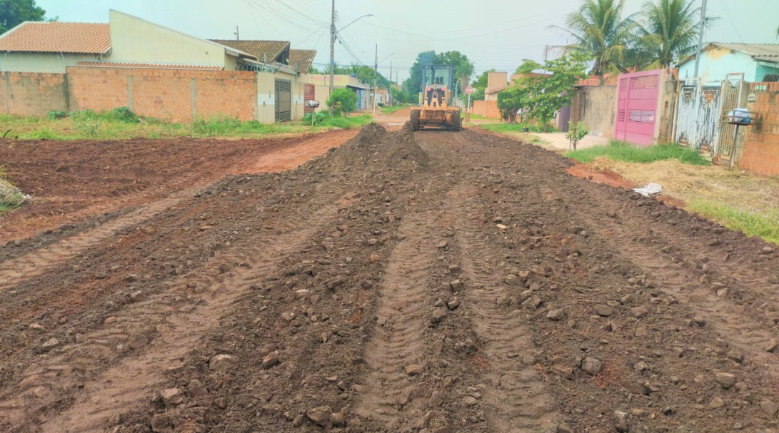 Prefeitura intensifica manutenção de vias não pavimentadas em quase 30 bairros da Capital.