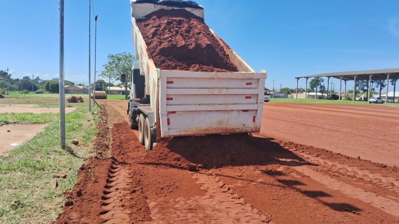 Prefeitura segue com trabalhos de cascalhamento, patrolamento e limpeza para amenizar problemas das chuvas nos bairros. Prefeitura segue com trabalhos de cascalhamento, patrolamento e limpeza para amenizar problemas das chuvas nos bairros.