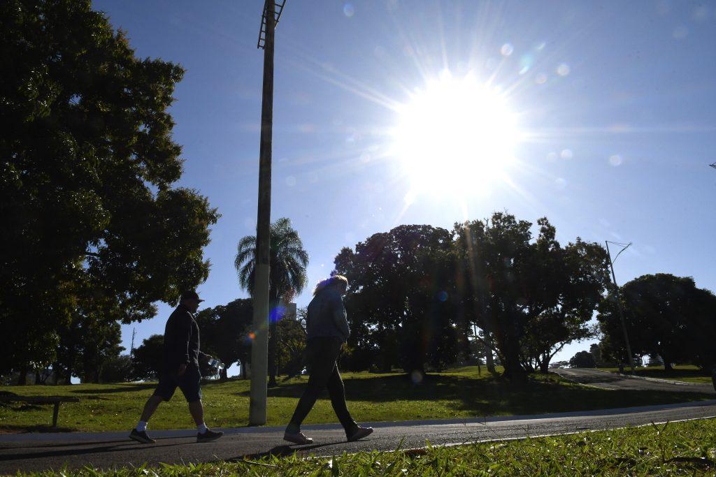 Temperaturas acima da média e baixa umidade do ar geram alerta em nova onda de calor. Temperaturas acima da média e baixa umidade do ar geram alerta em nova onda de calor.