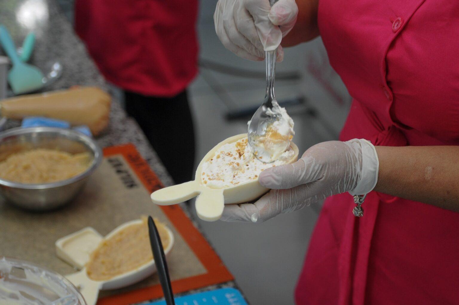FAC promove 1ª aula do curso de ovos de Páscoa de colher e capacita 120 mulheres da Vila Popular e Jardim Moema .