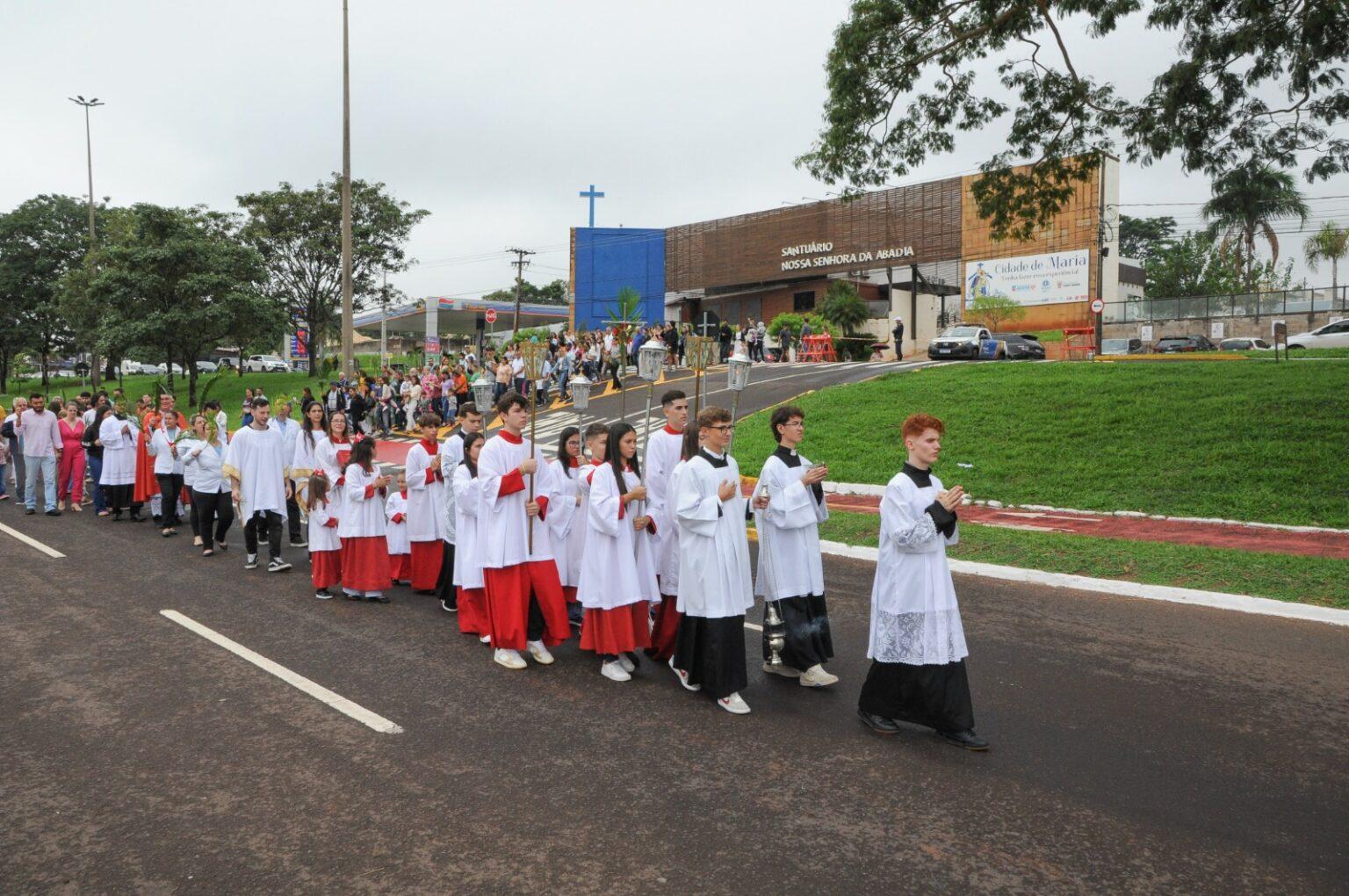 Domingo de Ramos é celebrado com procissão e missa em Campo Grande.