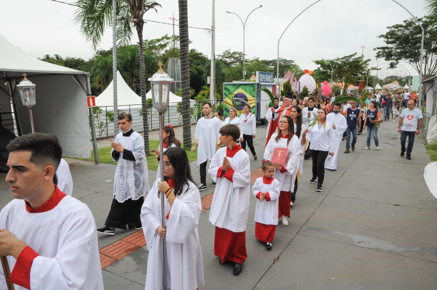 Domingo de Ramos é celebrado com procissão e missa em Campo Grande.
