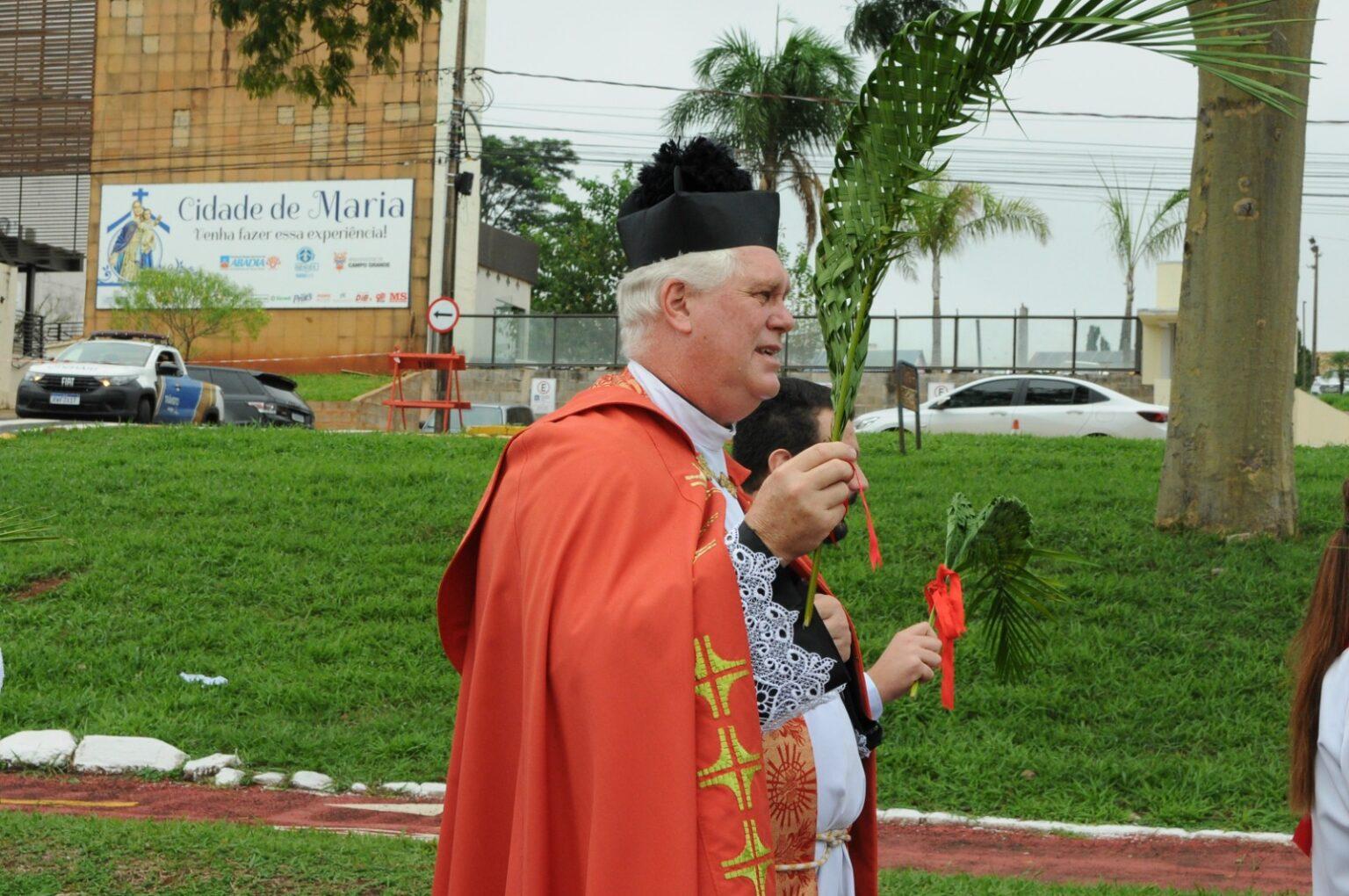 Domingo de Ramos é celebrado com procissão e missa em Campo Grande.