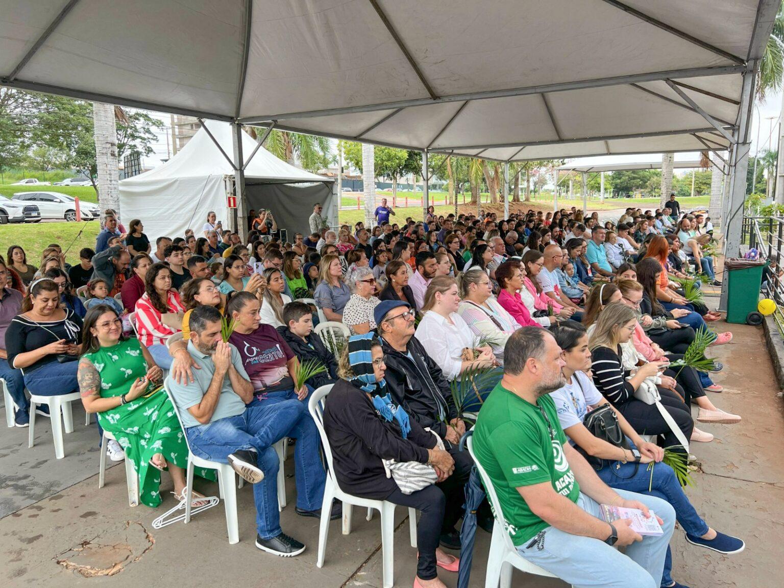 Domingo de Ramos é celebrado com procissão e missa em Campo Grande.