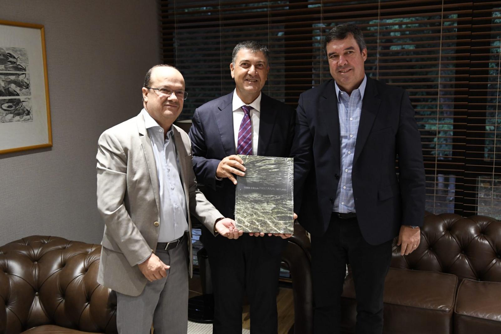 Governador recebe embaixador do Canadá para discutir integração e eventuais negociações comerciais. Governador recebe embaixador do Canadá para discutir integração e eventuais negociações comerciais.