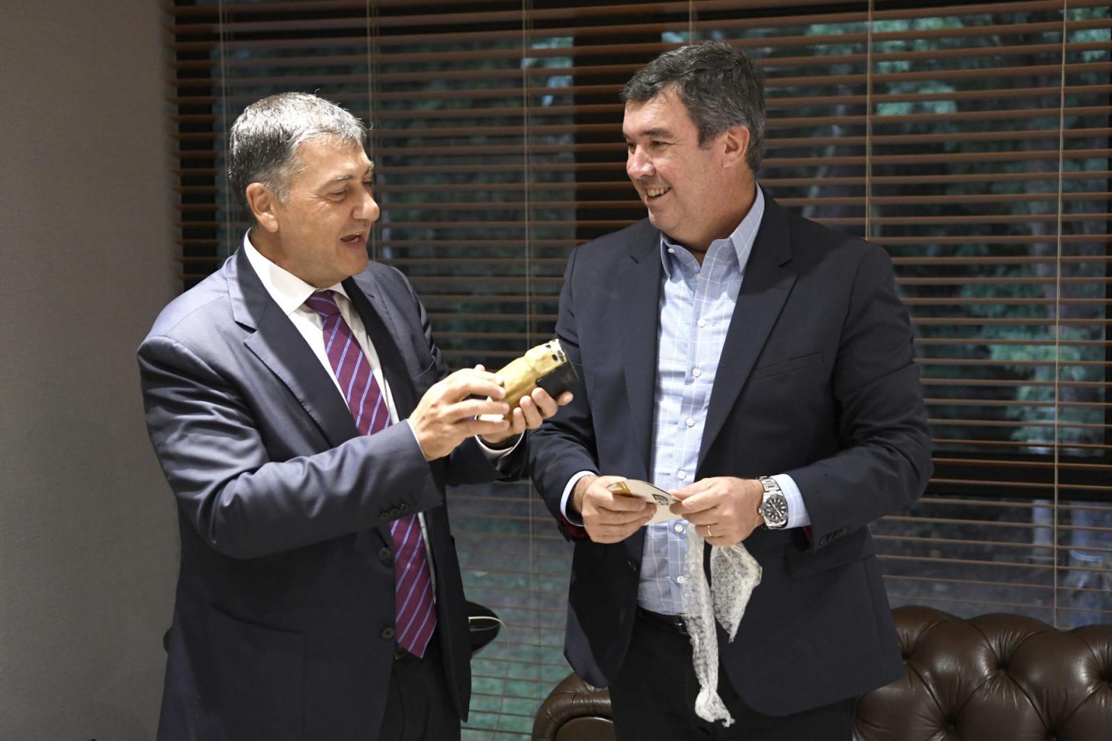 Governador recebe embaixador do Canadá para discutir integração e eventuais negociações comerciais. Governador recebe embaixador do Canadá para discutir integração e eventuais negociações comerciais.