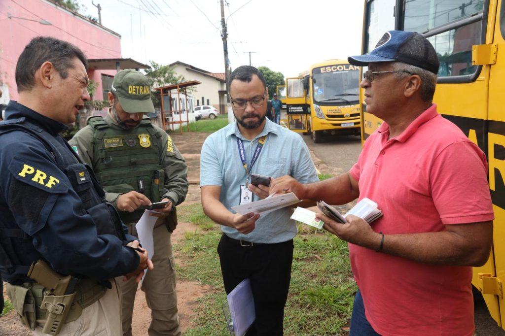 Detran-MS integra operação do TCE na vistoria do Transporte Escolar em Bandeirantes. Detran-MS integra operação do TCE na vistoria do Transporte Escolar em Bandeirantes.