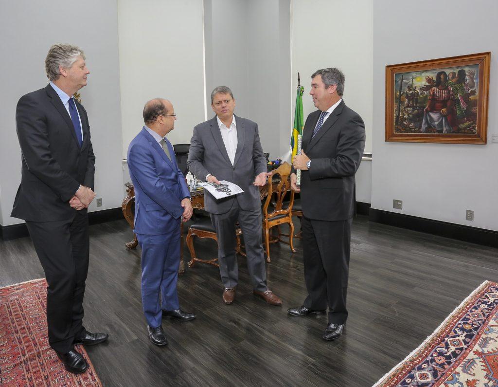 Governador Eduardo Riedel do MS, e o  Governador Tarcísio se encontram em SP para tratar de avanços em infraestrutura e logística. Governador Eduardo Riedel do MS, e o  Governador Tarcísio se encontram em SP para tratar de avanços em infraestrutura e logística.