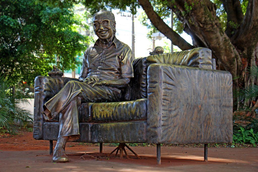 Artista visual Ique vistoria estátua de Manoel de Barros, e restauração deve começar nesta terça-feira. Artista visual Ique vistoria estátua de Manoel de Barros, e restauração deve começar nesta terça-feira.