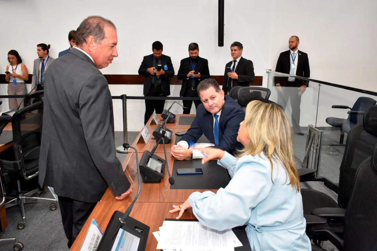 Ausente após cassação, Tavares é criticado e chamado de deputado cassado por colegas na Assembleia.