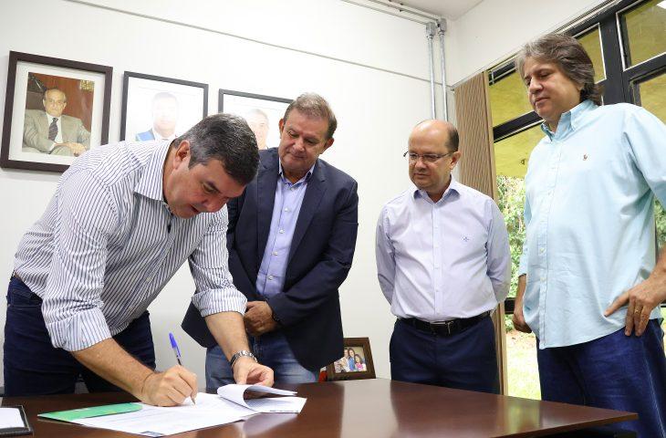 Contrato de gestão estabelece metas do ano e leva resultados efetivos ao cidadão. Contrato de gestão estabelece metas do ano e leva resultados efetivos ao cidadão.
