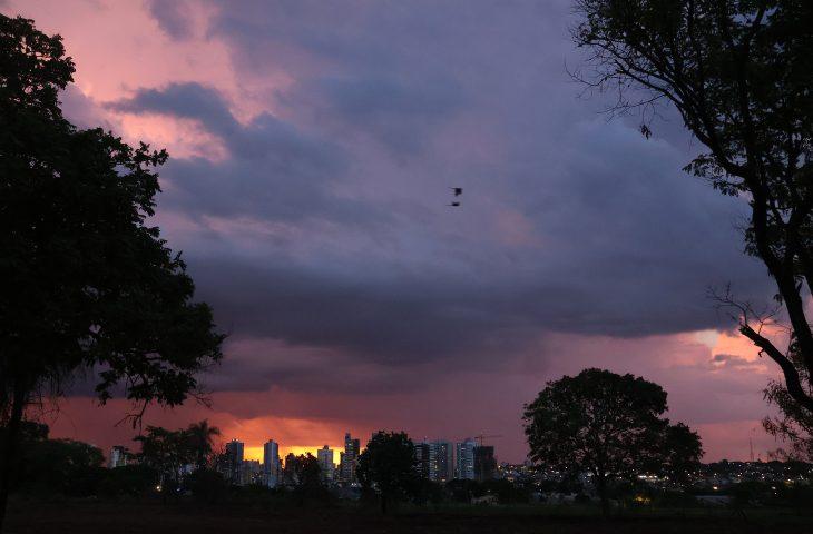 Em meio às altas temperaturas, domingo tem tempo instável e probabilidade de chuva. Em meio às altas temperaturas, domingo tem tempo instável e probabilidade de chuva.