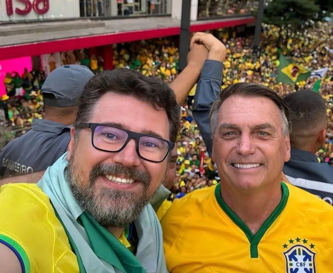 Pré-candidatos que queriam ocultar Bolsonaro perderão legenda no PL. Pré-candidatos que queriam ocultar Bolsonaro perderão legenda no PL.