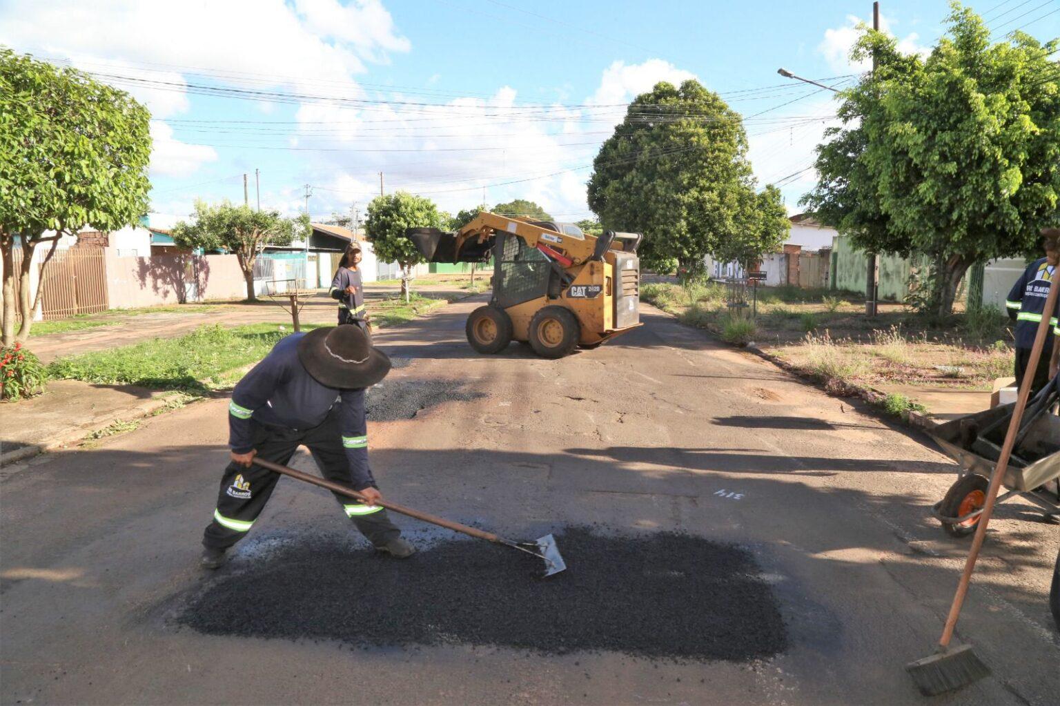 Prefeitura dá continuidade aos trabalhos de zeladoria com limpeza, tapa-buracos e coleta de lixo durante o feriado prolongado.