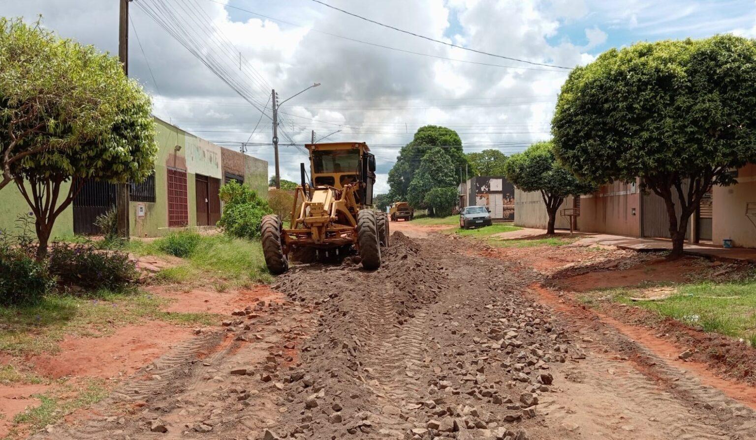 Prefeitura intensifica manutenção de vias não pavimentadas em quase 30 bairros da Capital.