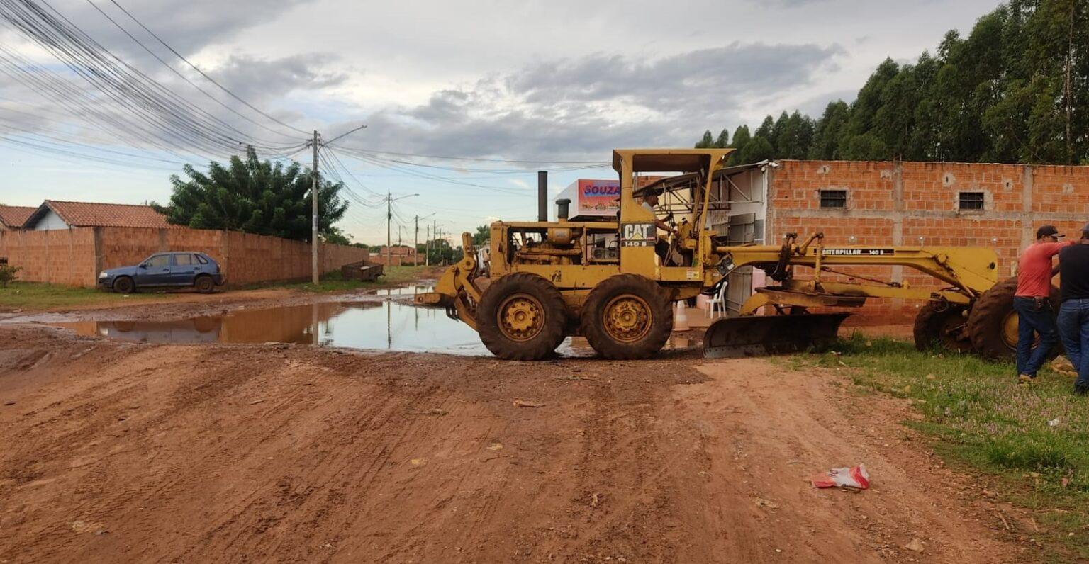Prefeitura segue com trabalhos de cascalhamento, patrolamento e limpeza para amenizar problemas das chuvas nos bairros.