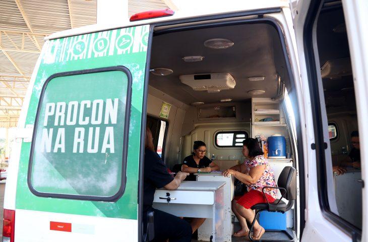 Procon na Rua atende consumidores sábado no Portal Caiobá, em Campo Grande. Procon na Rua atende consumidores sábado no Portal Caiobá, em Campo Grande.