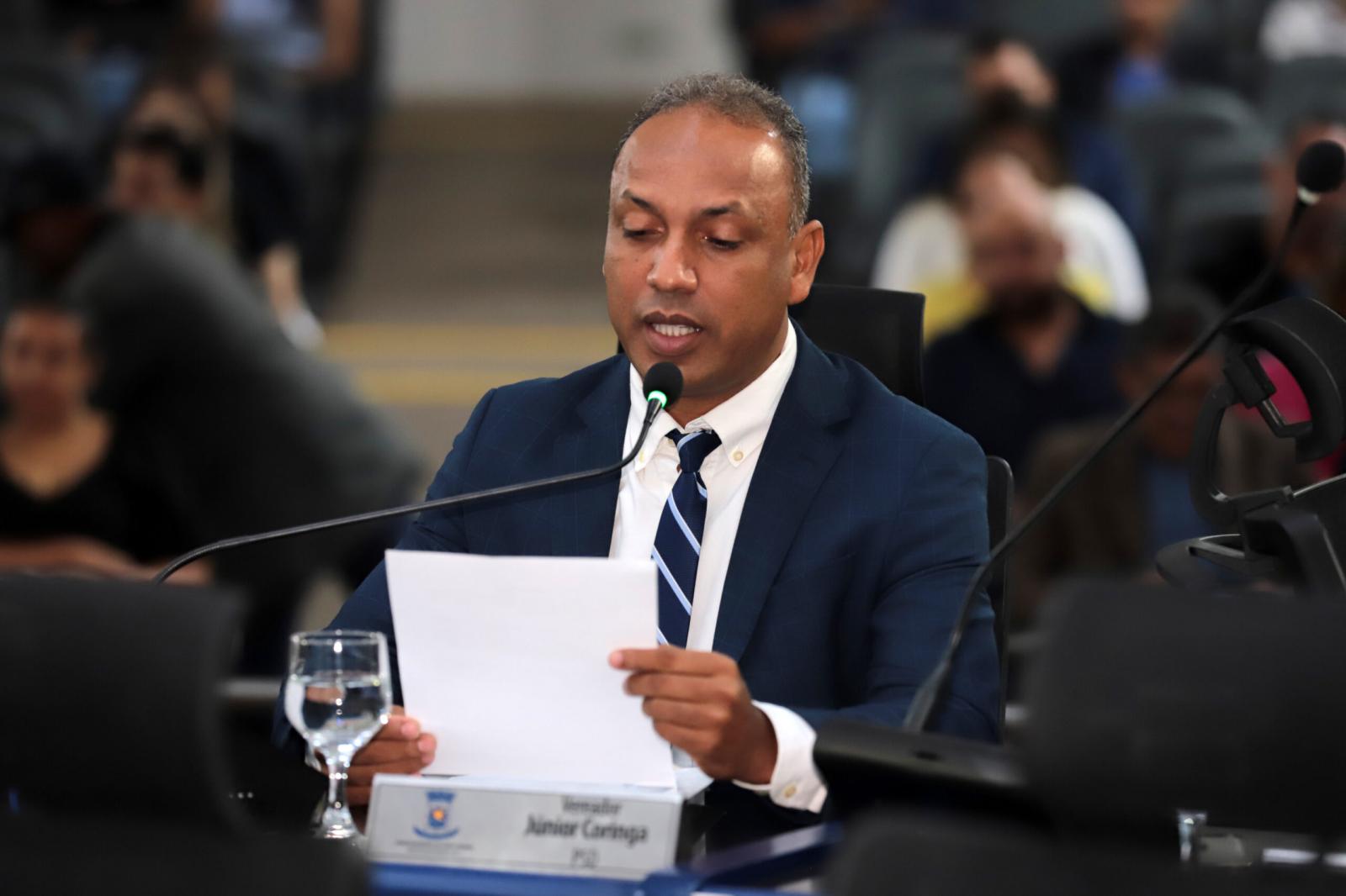 Proposta de Lei da Festa da Fruta Recebe Aprovação Unânime na Câmara, Aguarda Decisão da Prefeita para Entrar em Vigor.