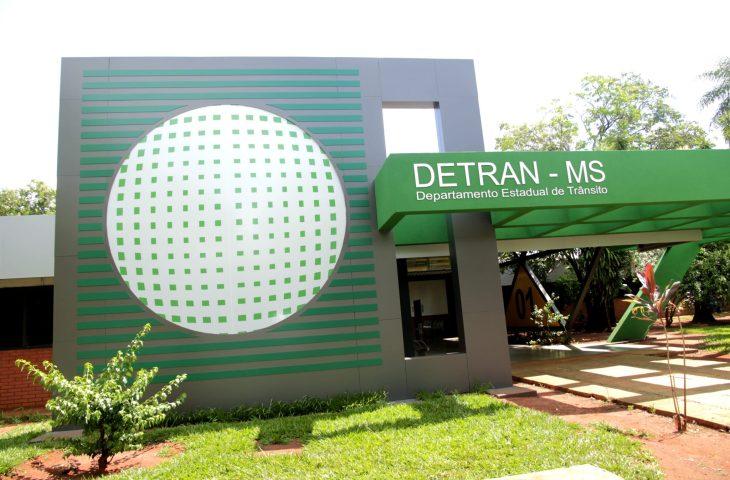 Segunda etapa: Detran-MS notifica 216 mil proprietários com débitos de licenciamento veicular em atraso. Segunda etapa: Detran-MS notifica 216 mil proprietários com débitos de licenciamento veicular em atraso.