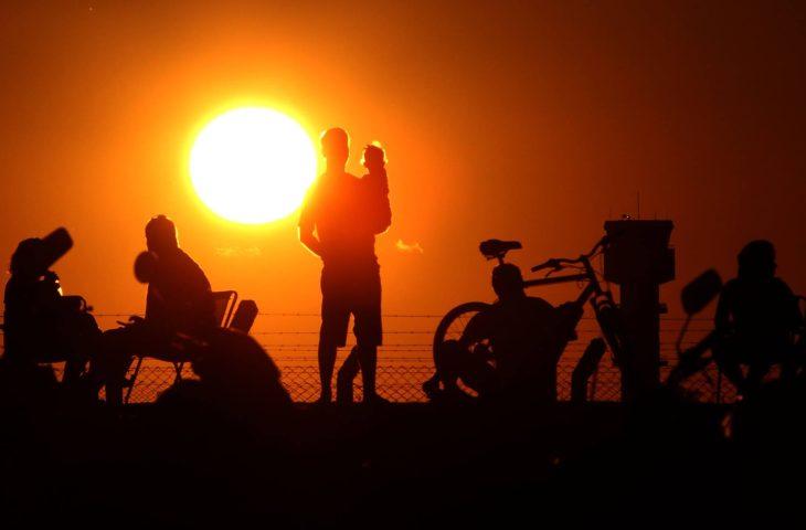Temperaturas acima da média e baixa umidade do ar geram alerta em nova onda de calor. Temperaturas acima da média e baixa umidade do ar geram alerta em nova onda de calor.