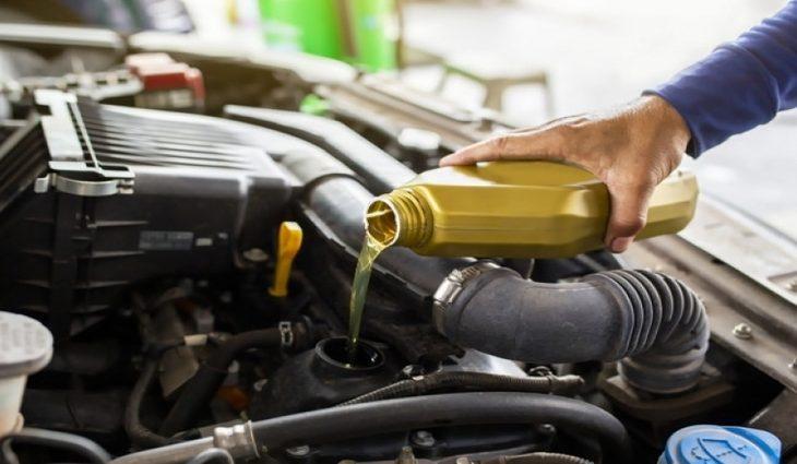 Vai trocar o óleo do motor? No posto, preço pode ter diferença de até 87,5%. Vai trocar o óleo do motor? No posto, preço pode ter diferença de até 87,5%.