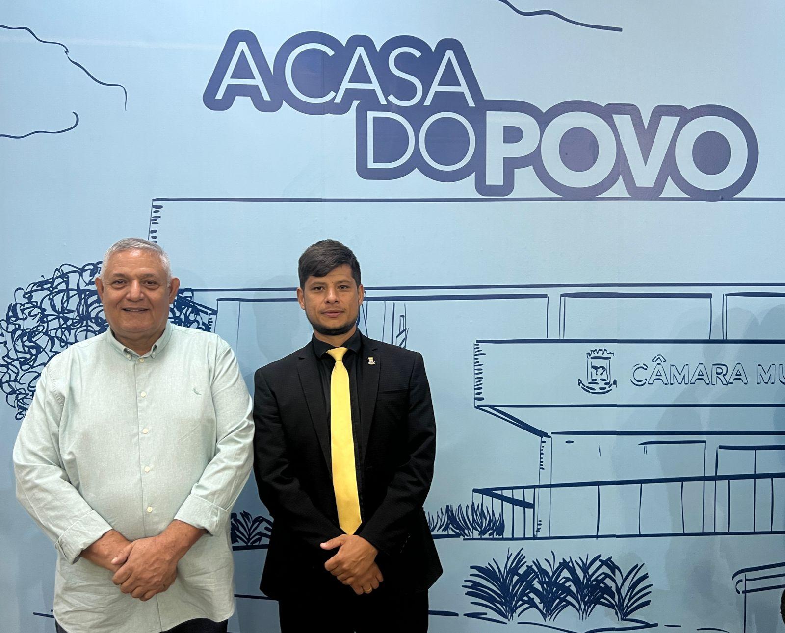 Vereador Tiago Vargas recebe presidente do PL municipal, Tenente Portela, durante sessão ordinária na Câmara Municipal de Vereadores de Campo Grande.