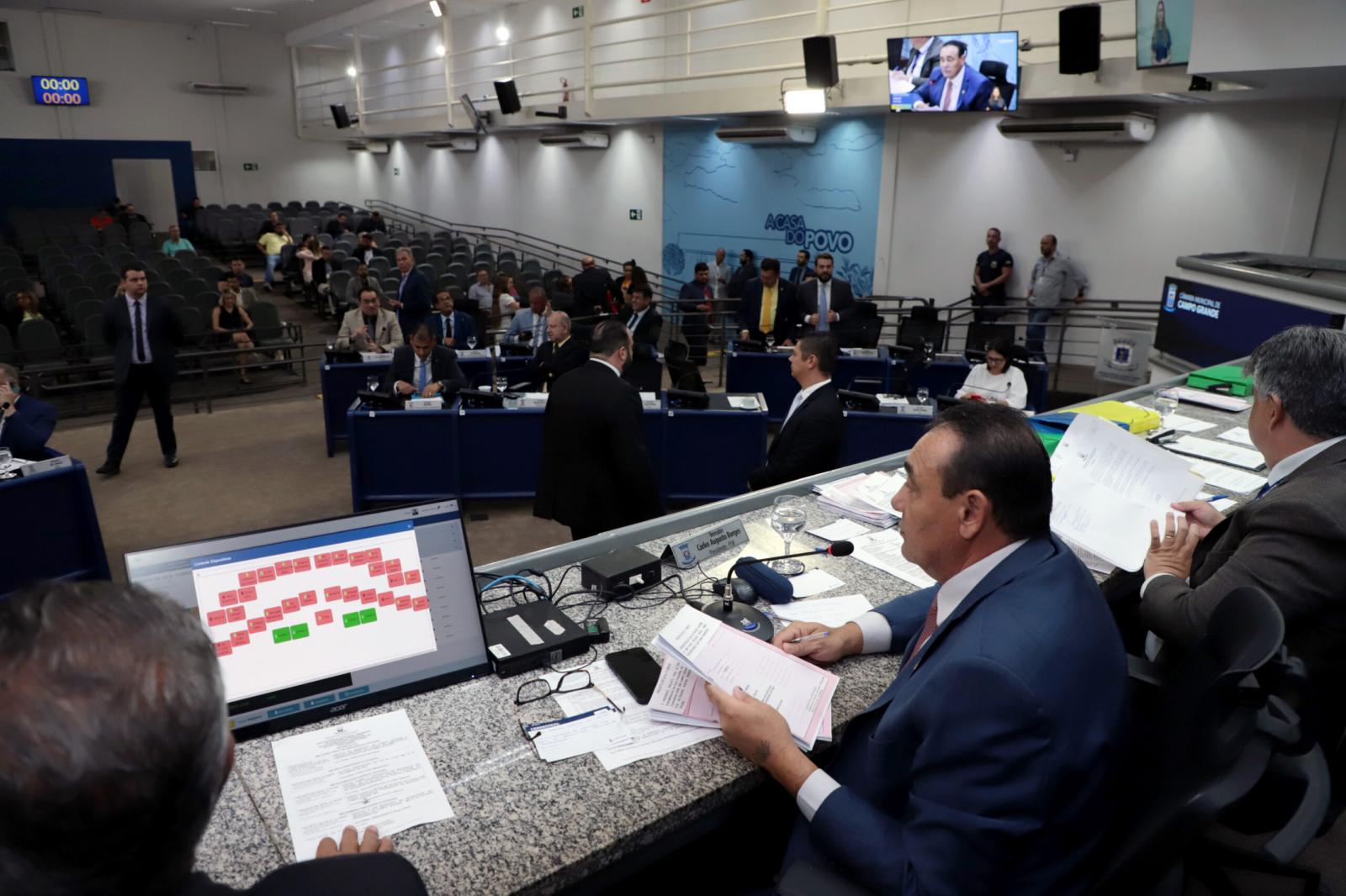 Vereadores analisam três projetos na sessão desta quinta-feira.