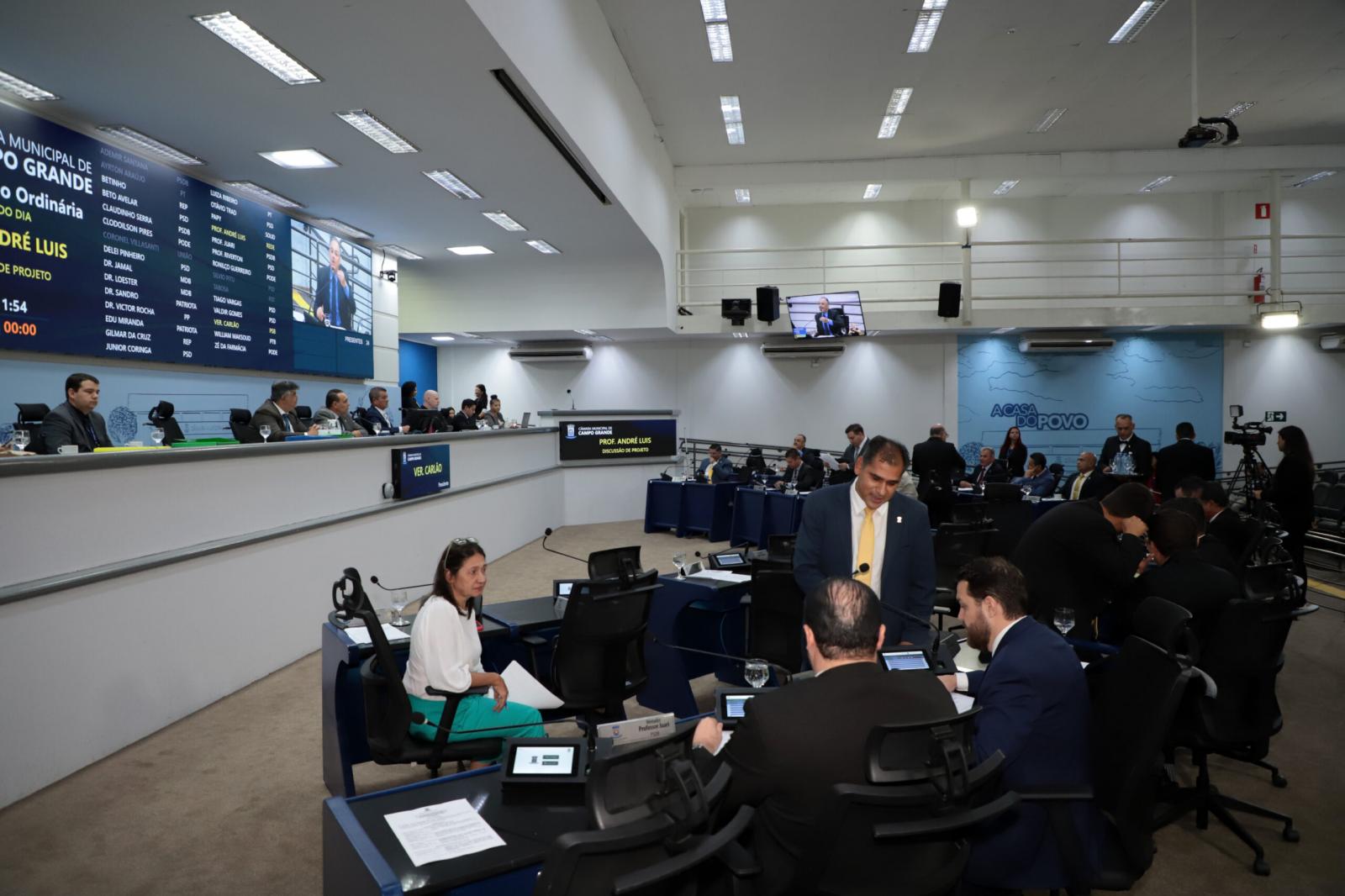 Vereadores votam cinco Vetos e quatro Projetos na sessão ordinária desta terça-feira.